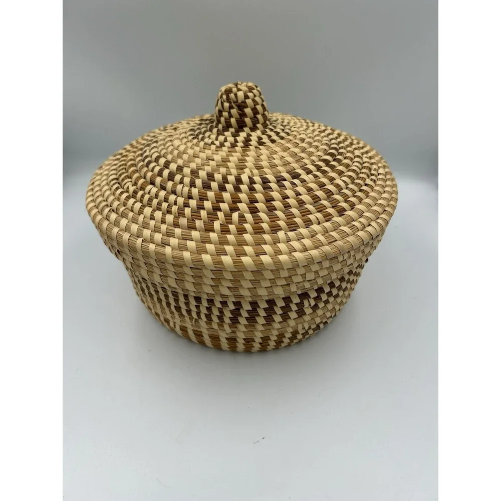 Gullah sweetgrass basket/fitted lid An historic craft in the SC Low-country.